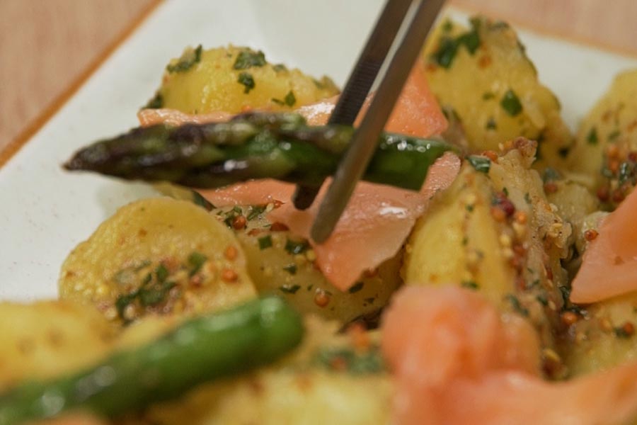 Receta casera de Ensalada de patata con salmón a la mostaza. Montamos la ensalada mezclando patata cocida, espárragos verdes, salmón ahumado, cebolla morada y la vinagreta
