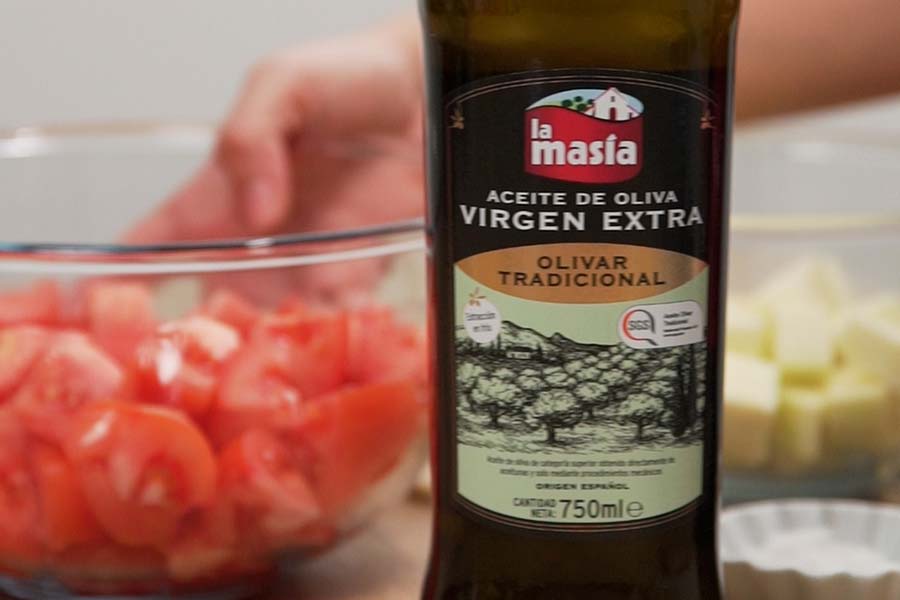 Receta casera de Salmorejo de calabacín sin gluten. Trituramos las verduras con sal y vinagre