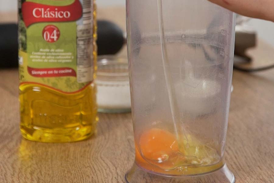 Receta casera de Ensaladilla ibérica. Preparamos una mayonesa casera emulsionando 1 huevo, sal y un chorrito de vinagre. Mientras batimos, añadimos poco a poco aceite de oliva Clásico La Masía. Reservamos.