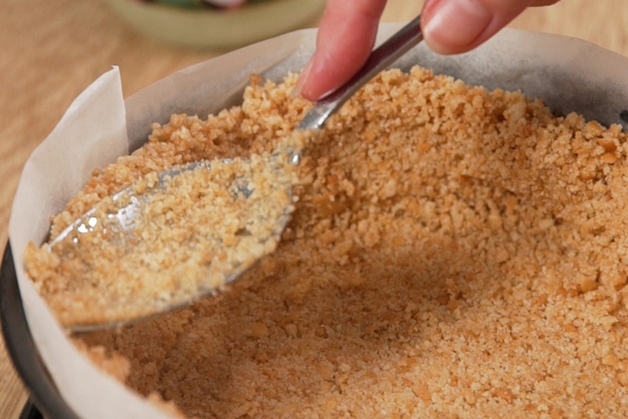 Receta casera de flan parisino. Preparamos la base mezclando galletas trituradas con aceite de coco La Masía