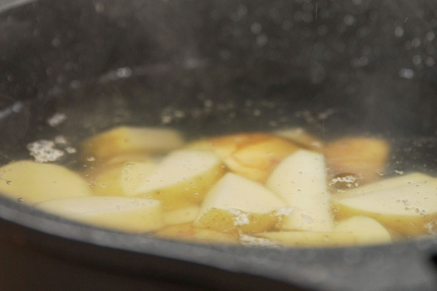 Receta casera de Patatas al limón con pulpo. Cocemos las patatas en agua con sal y laurel. Reservamos.