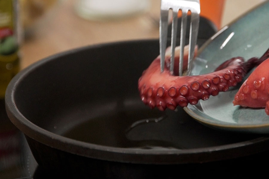 Receta casera de Patatas al limón con pulpo. Salteamos el pulpo cocido con aceite de oliva Sumum La Masía