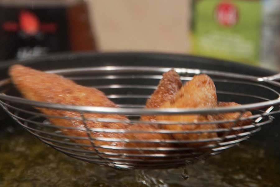 Receta casera de Lagrimitas de pollo con miel y soja. Freímos las tiras de pollo en abundante aceite de oliva Clásico La Masía