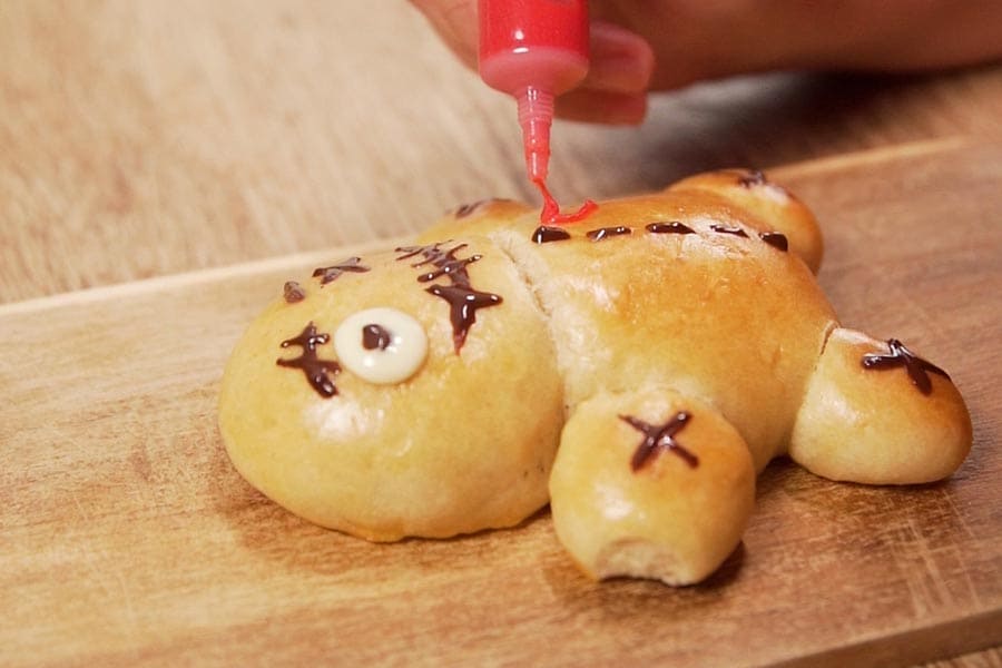 Receta casera de Brioche de Halloween. Decoramos los muñecos con chocolate fundido y colorante rosa para crear detalles divertidos