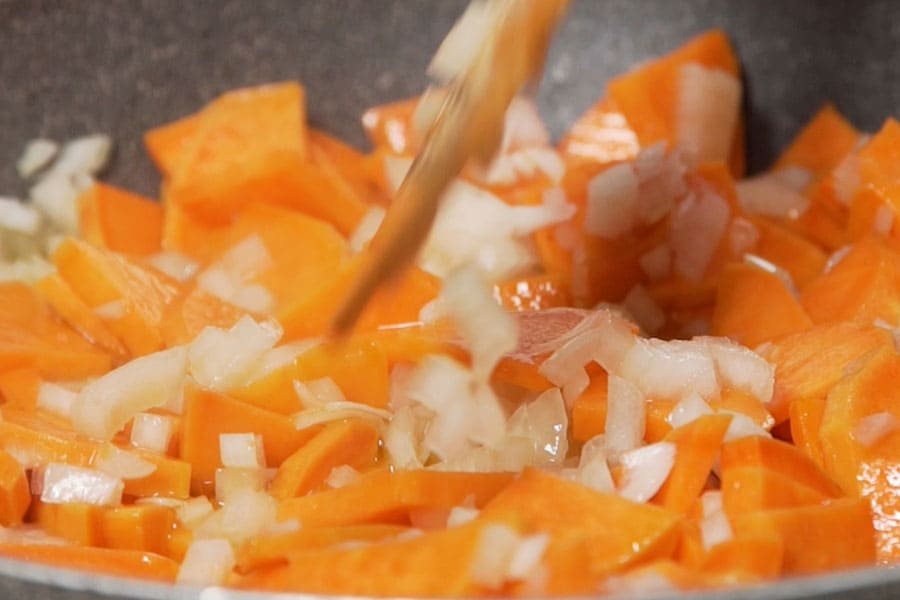 Receta casera de Tortilla de boniato rellena de queso. Pochamos boniato