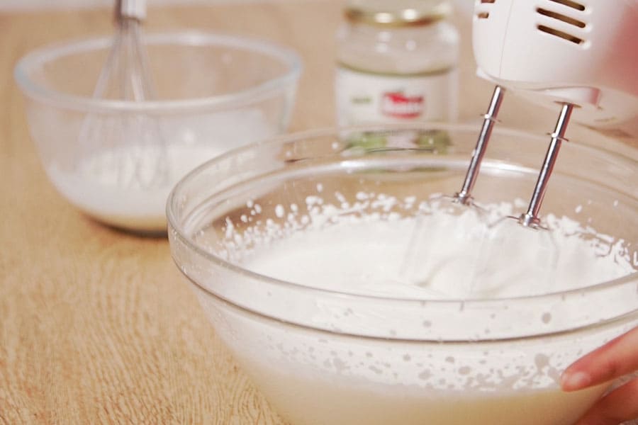 Receta casera de mousse de chocolate blanco. Montamos la nata y agregamos chocolate blanco y Aceite de Coco Virgen Extra Ecológico La Masía
