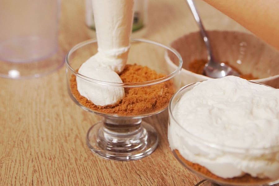 Receta casera de mousse de chocolate blanco. Montamos los vasitos agregando la galleta triturada y la mousse