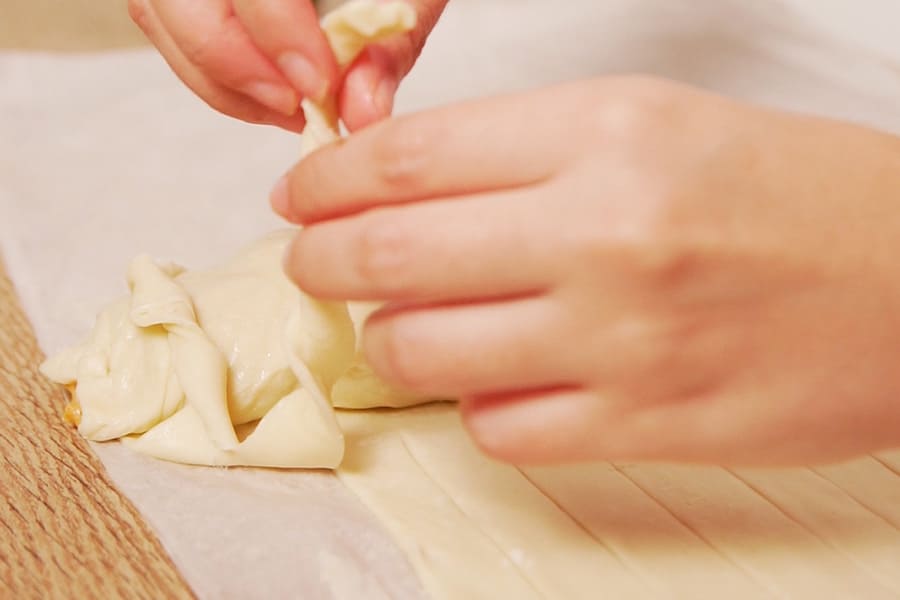 Receta casera de Corona de hojaldre rellena de langostinos y merluza. Montamos la corona de hojaldre