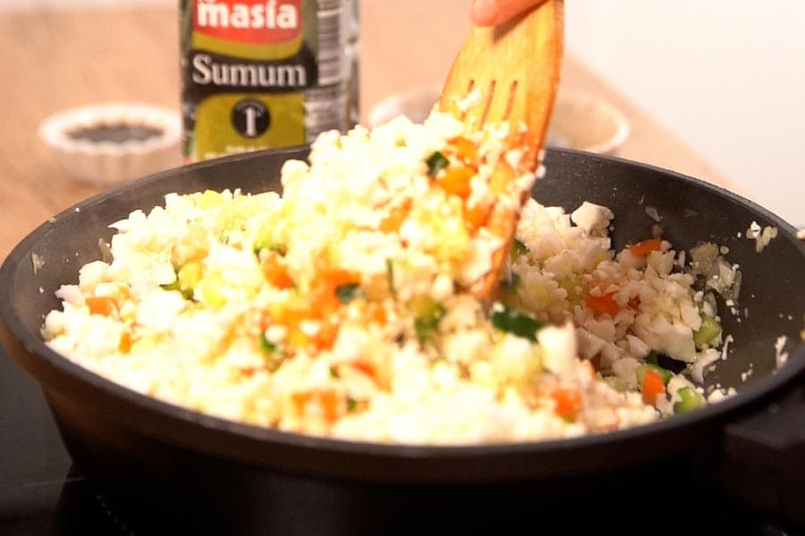 Receta casera de Coliflor estilo chino con gambas. Agregamos la coliflor picada y rehogamos.
