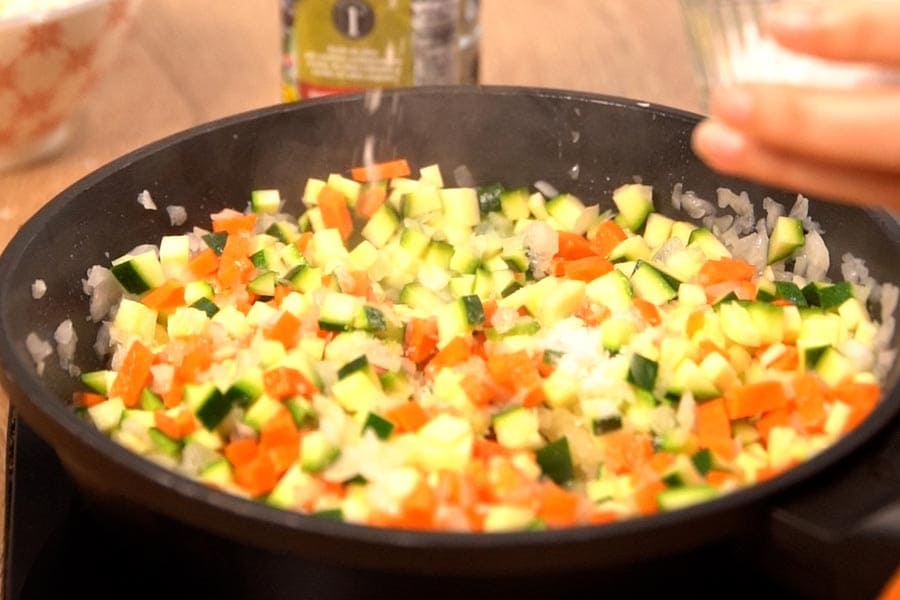 Receta casera de Coliflor estilo chino con gambas. Sofreímos la cebolla y el calabacín con Aceite Sumum La Masía.