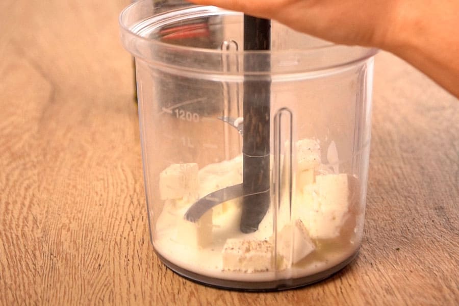 Receta casera de Zanahorias asadas con salsa de yogur. Preparamos la salsa de feta y yogurt.