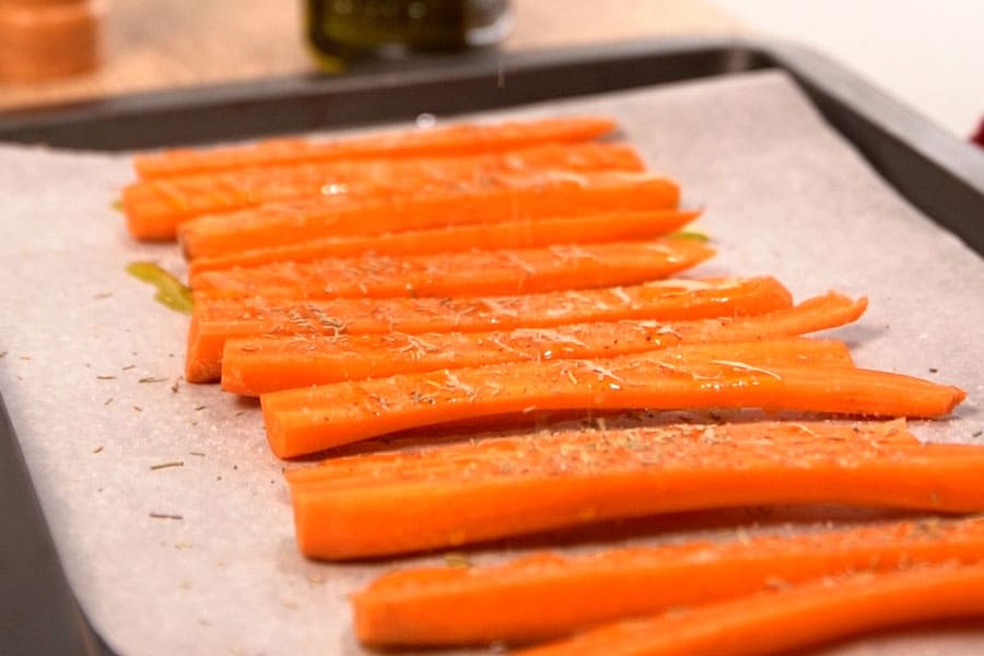 Receta casera de Zanahorias asadas con salsa de yogur. Sazonamos las zanahorias y horneamos 30 minutos a 180 grados.