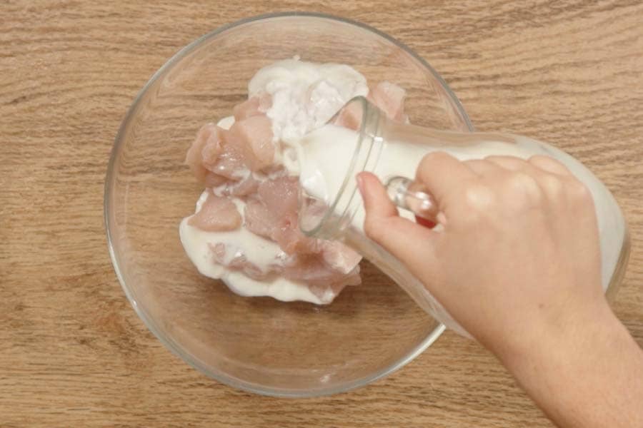 Receta casera de Palomitas de pollo. Cortamos el pollo y lo mezclamos con leche