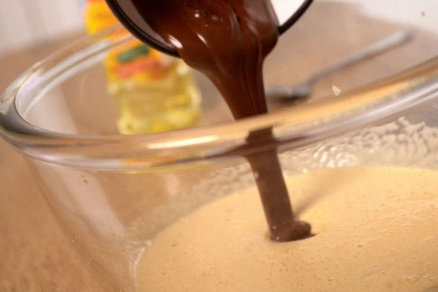 Receta casera de Brownie red velvet. Mezclamos el huevo, el azúcar, el chocolate fundido y el aceite Masiasol La Masía