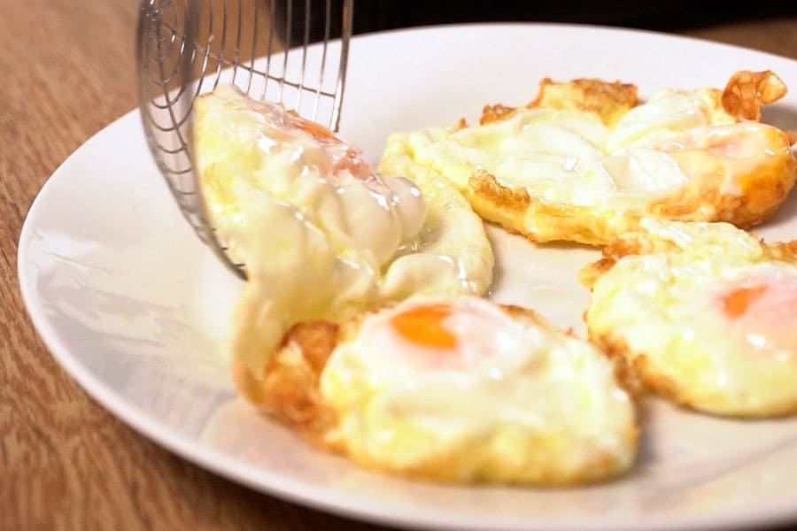 Receta casera de Huevos fritos con patatas y pulpo. Freímos los huevos en aceite de oliva Clásico La Masía.