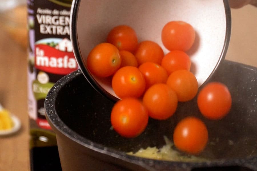 Receta casera de Judiones con tomates cherry. Cocinamos un sofrito con cebolla, tomates cherry y AOVE Excelentum La Masía
