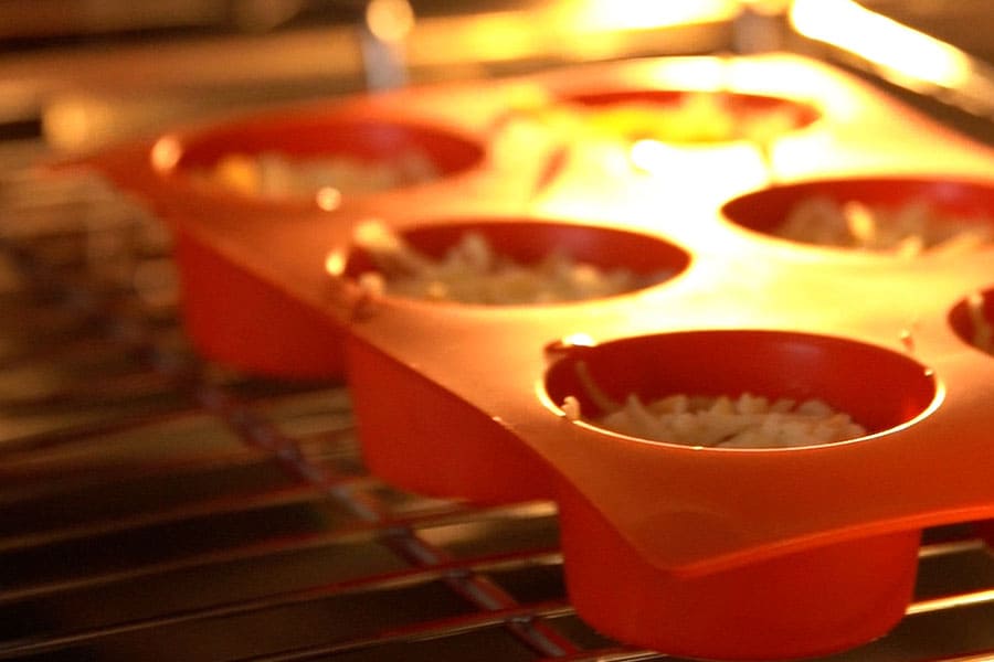 Receta casera de muffins de salmón y puerro. Pasamos a moldes para cupcakes y horneamos.