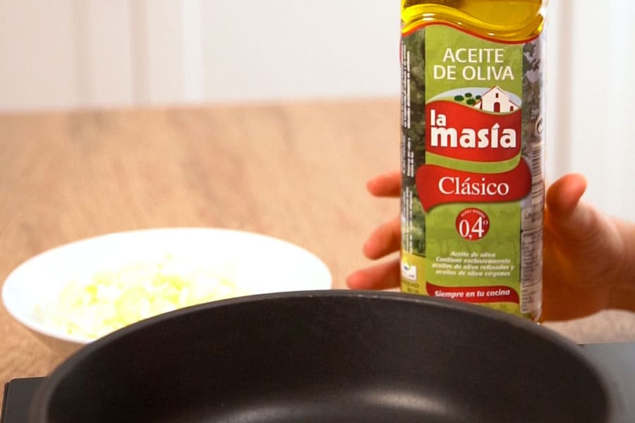 Receta casera de muffins de salmón y puerro. pochamos el puerro en Aceite de Oliva Clásico La Masía.