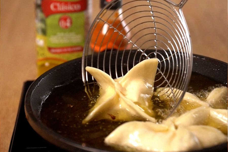 Receta casera de Empanadillas pollo picantón. Freímos las empanadillas en aceite de oliva Clásico La Masía
