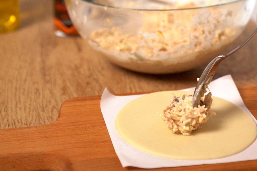 Receta casera de Empanadillas pollo picantón. Preparamos la mezcla de pollo y queso y rellenamos las empanadillas