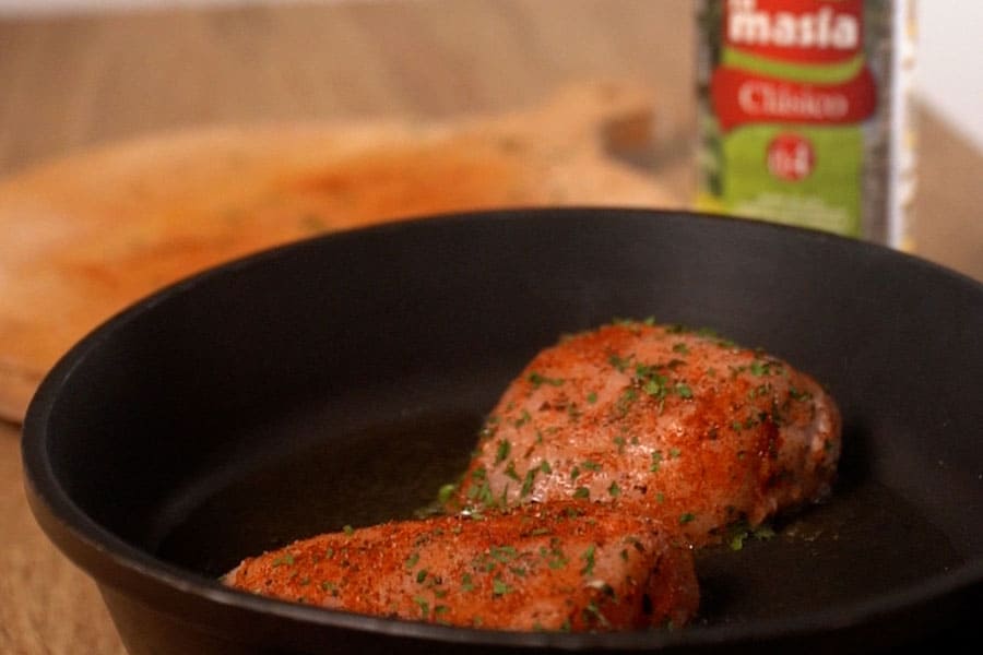 Receta casera de Empanadillas pollo picantón. Sazonamos la pechuga pollo y marcamos con aceite oliva Clásico La Masía.