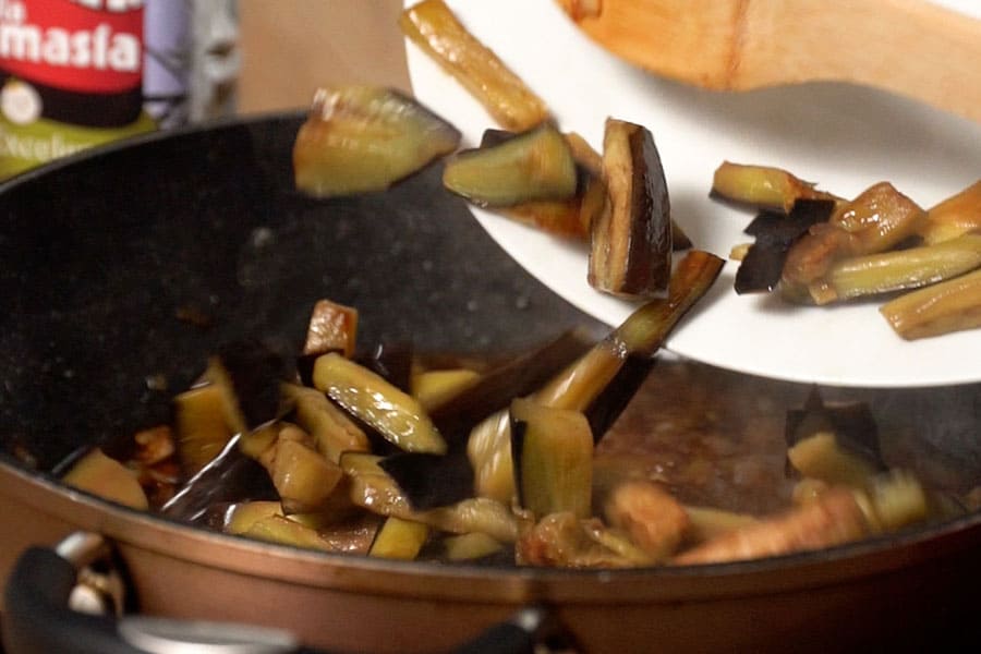 Receta casera de Ensalada de crema de pimientos con berenjena. Caramelizamos la berenjena con AOVE Excelentum La Masía.