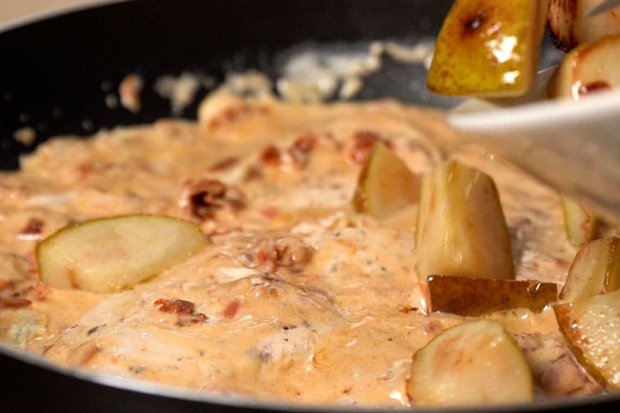 Receta casera de Pollo con salsa de pera y gorgonzola. Agregamos la nata, el pollo y la pera.