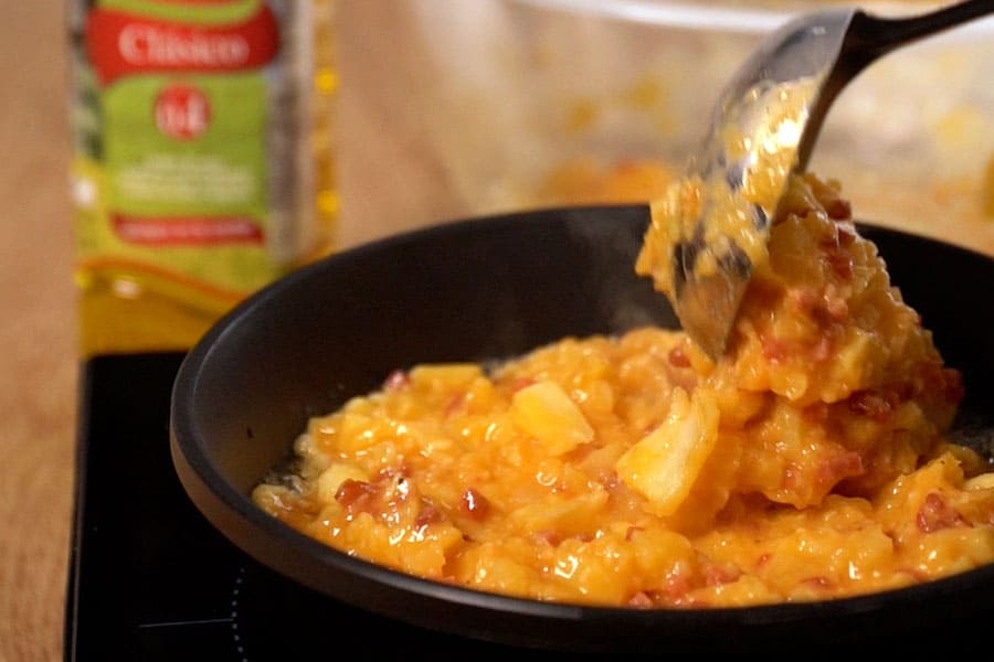 Receta casera de Tortilla de patatas carbonara. Cocinamos la tortilla con aceite de oliva Clásico La Masía.