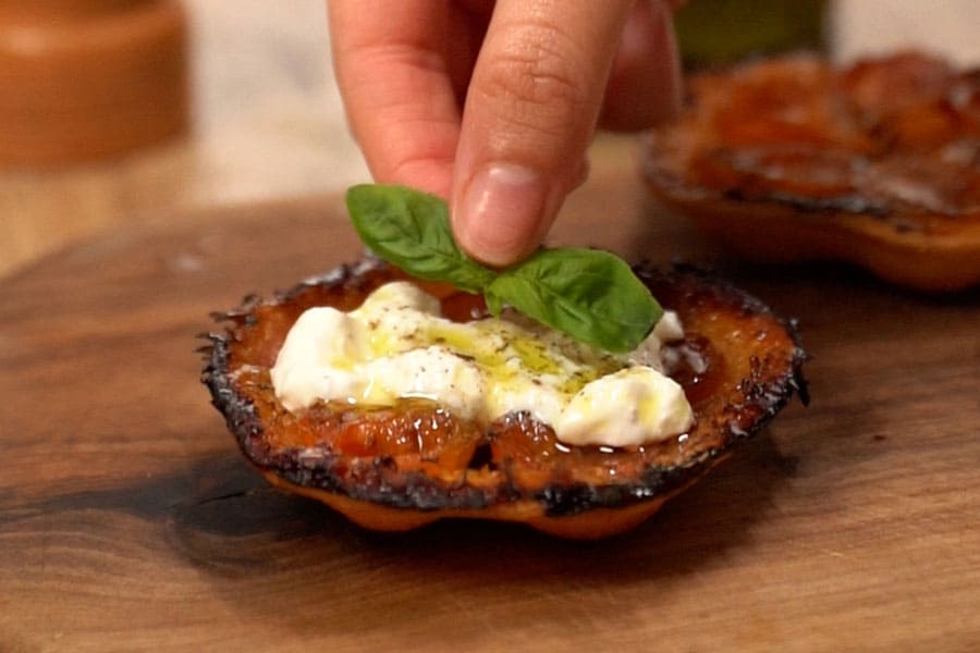 Receta casera de tortitas de tomate y burrata. Agregamos burrata, pimienta y albahaca