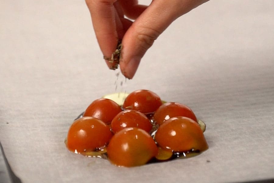 Receta casera de Tortitas de tomate y burrata. Montamos la tortita con aceite de oliva La Masía, vinagre balsámico, especias y tomate.