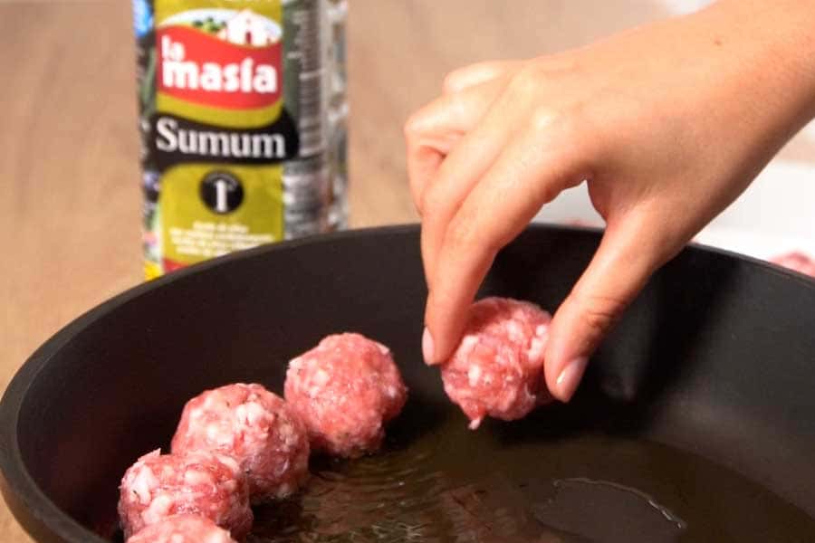 Receta casera de Albóndigas en salsa de zanahoria. Marcamos las albóndigas en aceite de oliva Sumum La Masía