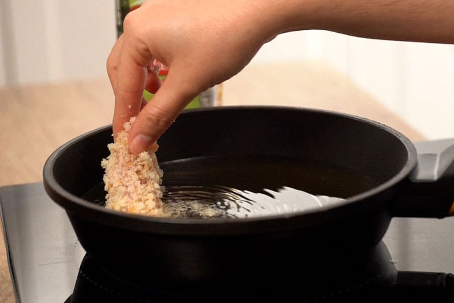Receta casera de Bastones de pollo súper crujiente con queso. Freímos el pollo en aceite de oliva Clásico La Masía