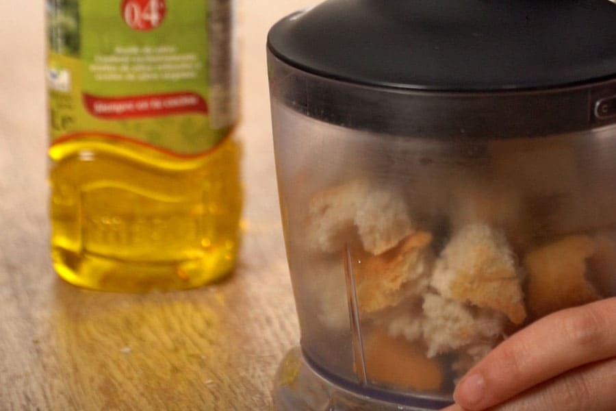 Receta casera de Bastones de pollo súper crujiente con queso. Trituramos pan duro y queso duro y mezclamos
