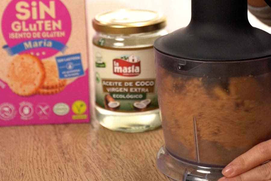 Receta casera de Cheesecake de natillas. Preparamos la base de galletas con aceite de Coco VE Ecológico La Masía