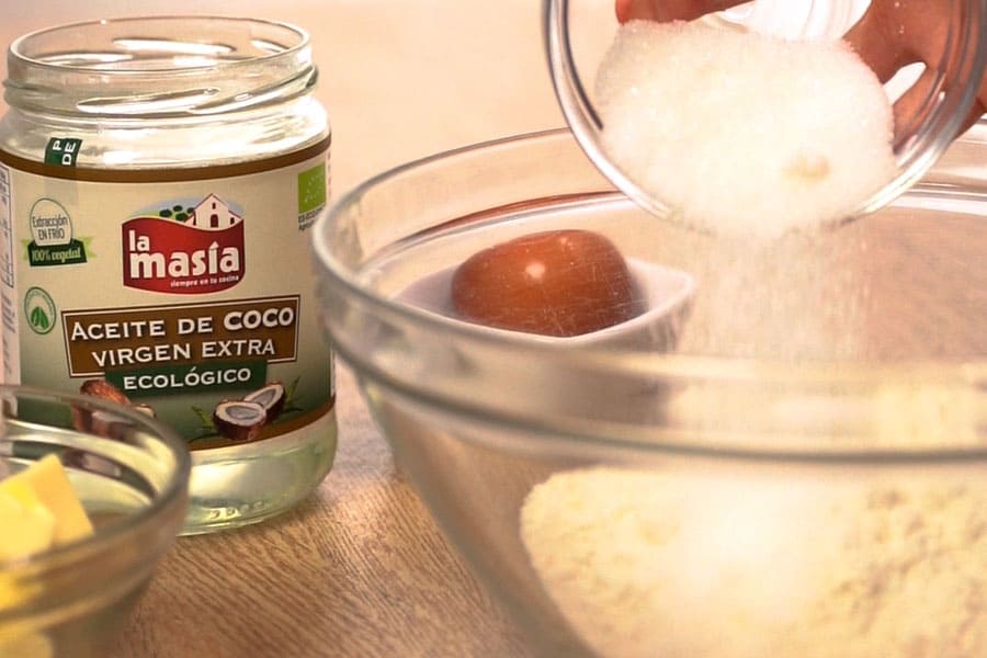 Receta casera de Tarta de pera y almendra. Preparamos la base de la tarta con aceite de coco virgen extra ecológico La Masía 