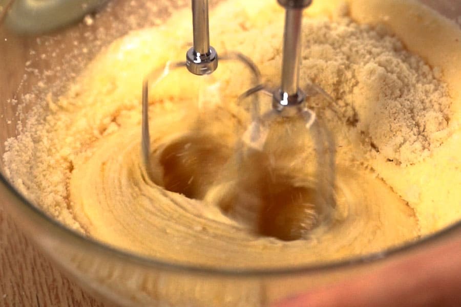 Receta casera de Tarta de pera y almendra. Preparamos el relleno de la tarta con aceite de coco virgen extra ecológico La Masía 