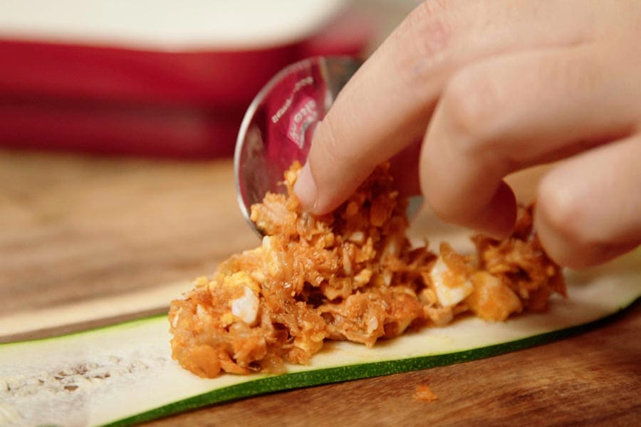 Receta casera de Rollitos de calabacín y atún. Rellenamos y formamos los rollitos