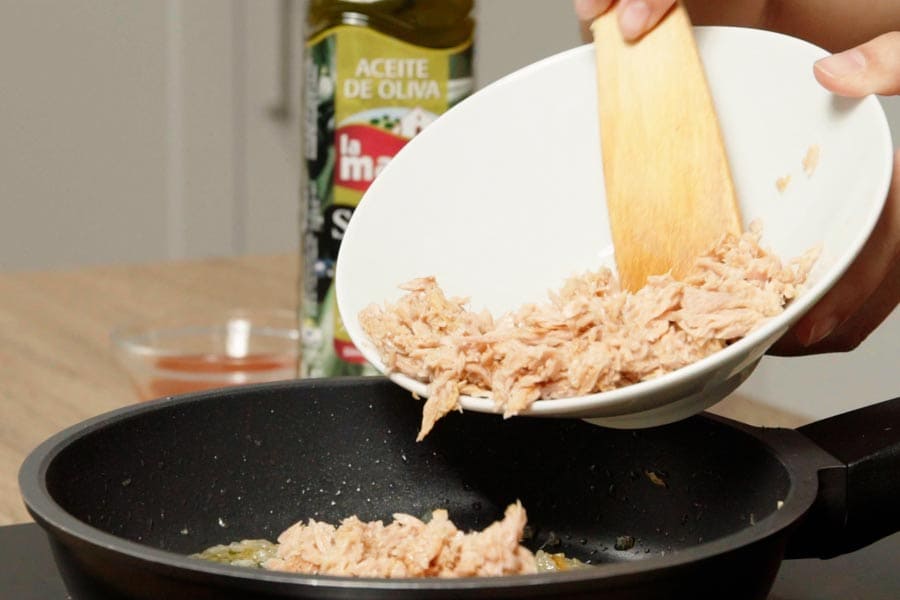 Receta casera de Rollitos de calabacín y atún. Preparamos el relleno de atún