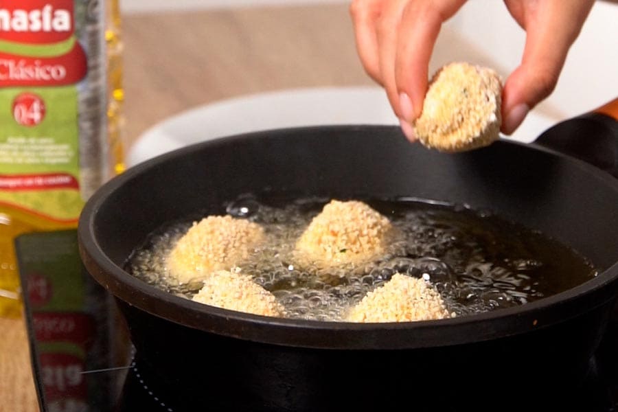 Receta casera de croquetas de pulpo y langostinos. Damos forma y freímos las croquetas