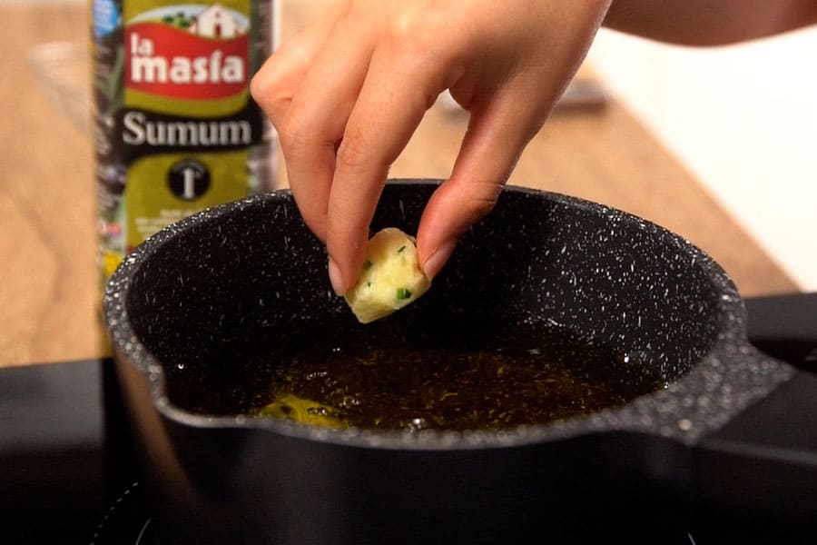 Receta casera de Bolitas de patata crujientes. Freímos en abundante aceite de oliva Clásico La Masía