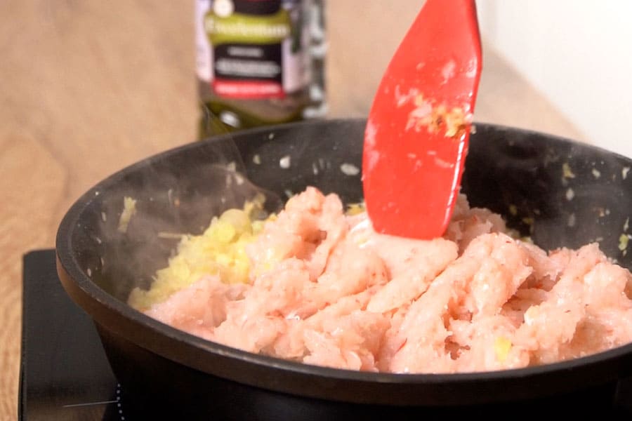 Receta casera de Canelones de puerro rellenos de merluza y gambas. Preparamos el relleno de los canelones