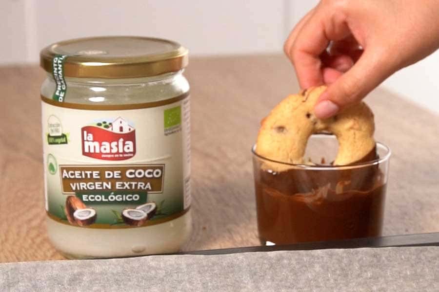 Receta casera de Galletas de chocolate con forma de rosquilla. Añadimos cobertura de chocolate a las galletas