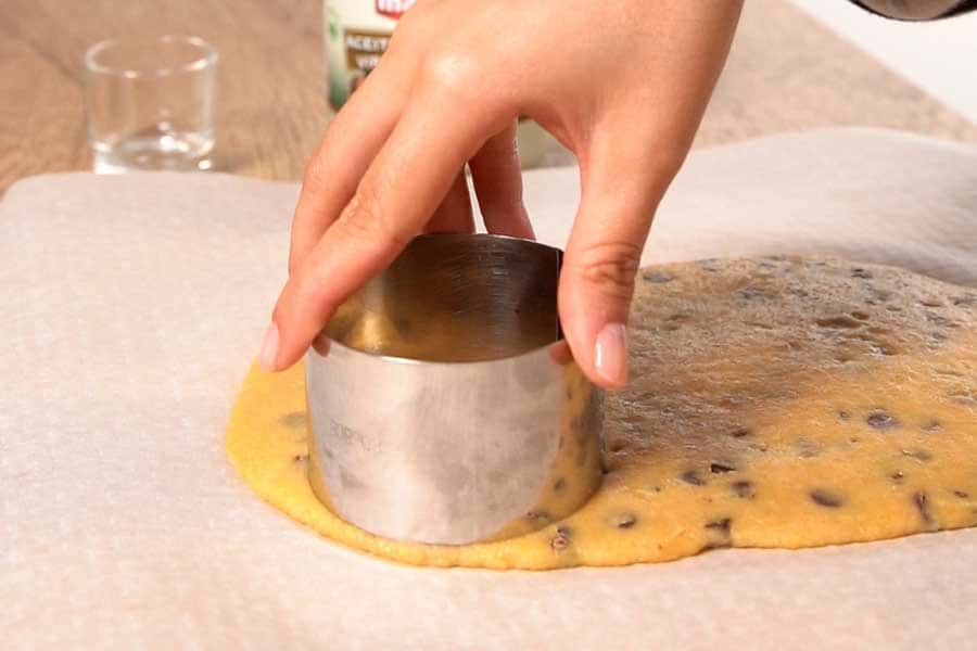 Receta casera de Galletas de chocolate con forma de rosquilla. Damos forma a las galletas