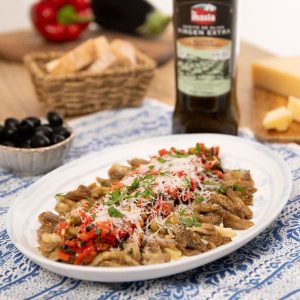 Ensalada templada de berenjena al estilo mediterráneo.