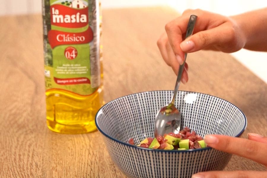 En un cuenco se realiza la vinagreta con aguacate picado, taquitos de jamón, sal y pimienta.