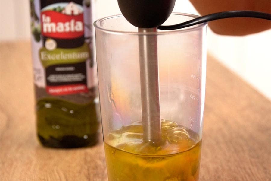 Huevos rellenos de pollo asado - mayonesa casera