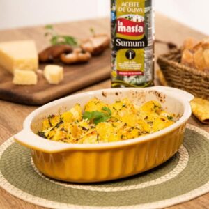 Receta casera de Pollo en salsa gratinado con setas acompañado de patatas al horno con parmesano y perejil.