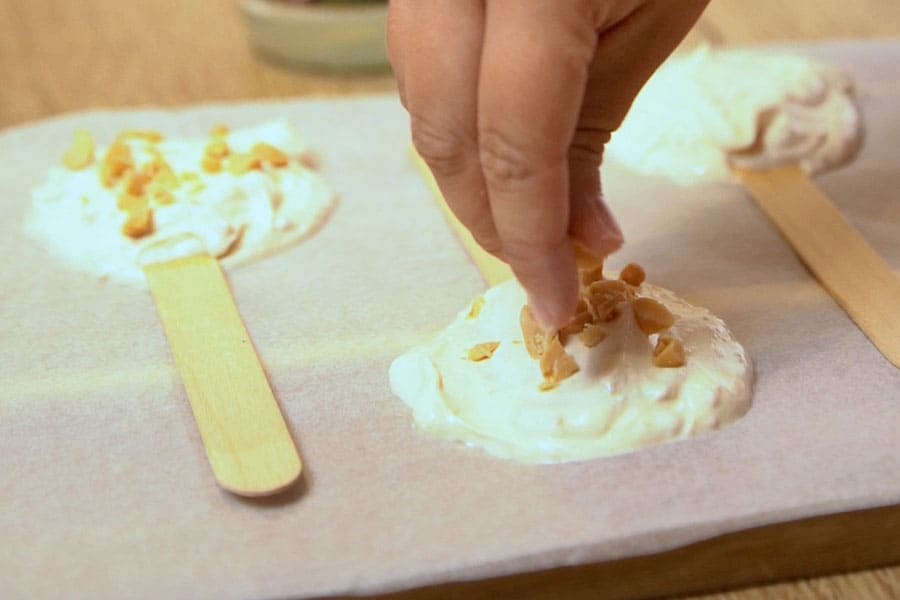 Receta casera de Polo helado sin molde. Receta casera de Polo helado sin molde.Ponemos las paletas sobre la crema