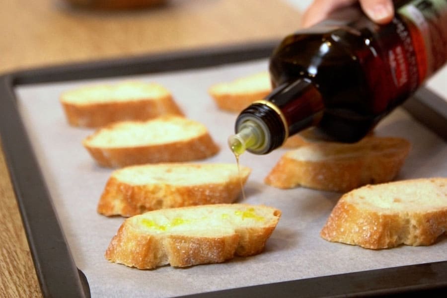 Tostamos el pan con aceite de oliva