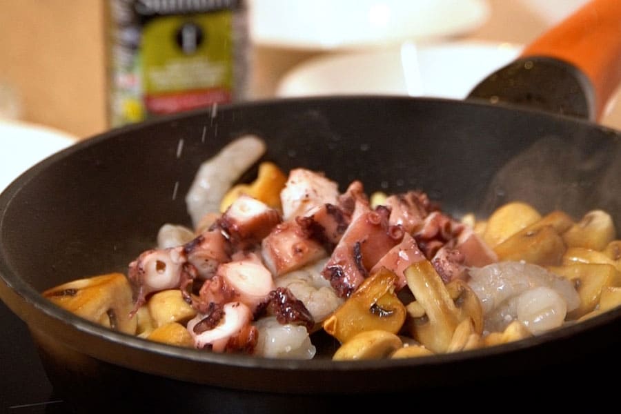 Receta casera de Cazuela de pulpo, gambas y champiñones. Agregar el pulpo y servir